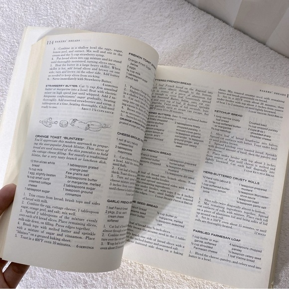 Vintage 1980’s Culinary Arts Institute Canadian Family Cookbook Hardcover - Picture 5 of 11